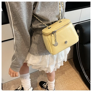 Détail du sac à bandoulière jaune pour enfant en forme de boîte avec rose 3D et chaîne