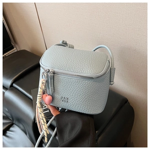 Dettaglio borsa a scatola in pelle verde menta con texture litchi e catena argento