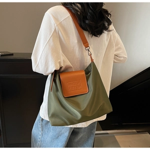 Détail du grand sac cabas vert armée avec rabat marron et logo MAKEOP KITTEN embossé