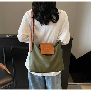 Détail du sac cabas vert olive avec logo Makeup Kitten gaufré et bandoulière en cuir brun