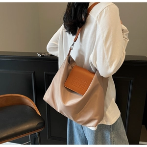 Détail du sac cabas en nylon plissé avec rabat en cuir et logo MAKEOP KITTEN embossé