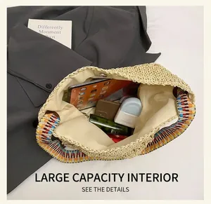 Intérieur spacieux d'un sac cabas tissé avec des objets du quotidien comme une tablette