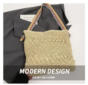 Détail du sac cabas en paille tissée avec bandoulière ethnique aux motifs colorés