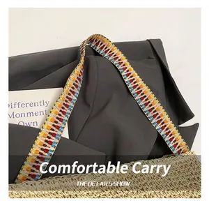 Détail de la bandoulière tissée géométrique colorée sur un sac cabas en paille naturelle