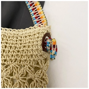 Détail de la texture crochetée avec bandoulière tissée colorée et œillet métallique