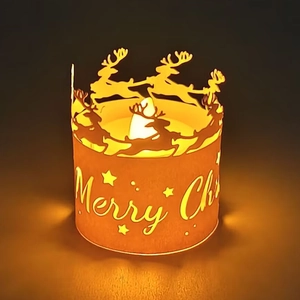 Détail de lanterne de Noël avec découpes de renne et gravure de Joyeux Noël