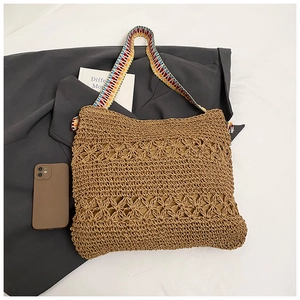 Détail du sac cabas en paille tissé main avec motif étoile et bandoulière ethnique
