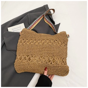 Détail du sac en paille tressée kaki avec bandoulière large à motif géométrique