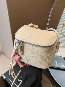 Borsa a scatola in pelle litchi beige con tracolla intrecciata e ciondolo cuore