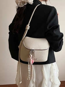 Borsa a tracolla minimalista beige in pelle martellata con tracolla a nodo e nastro a cuore