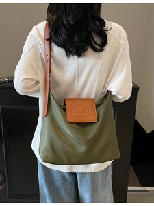 Grand sac cabas vert olive plissé avec brides en cuir marron et logo stylé