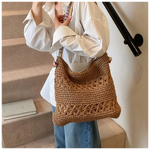 Détail du sac cabas en paille bohème avec bandoulière brodée aux motifs géométriques