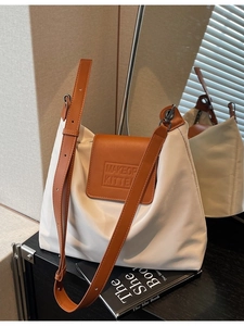Sac fourre-tout plissé blanc minimaliste avec rabat en cuir marron et sangle réglable