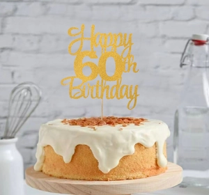 Detailaufnahme goldener Happy 60th Birthday Kuchenstecker auf weißer Sahnetorte
