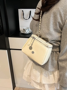 Sac bandoulière crème élégant avec chaîne, texture gaufrée et pendentif floral en métal