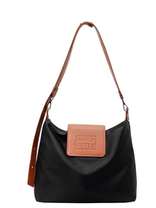 Sac fourre-tout tendance en nylon noir avec bandoulières en cuir marron et rabat