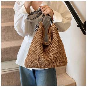 Grand sac cabas en paille marron avec anse en soie motif zèbre pour style de plage