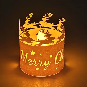 Gros plan d'une lanterne de Noël avec silhouettes de rennes et lumière LED chaleureuse