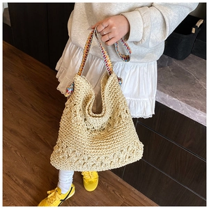 Détail du sac cabas tissé avec bandoulière bohème colorée et texture au crochet chic