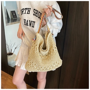 Vue détaillée du sac cabas au crochet beige avec sangle bohème colorée sur modèle