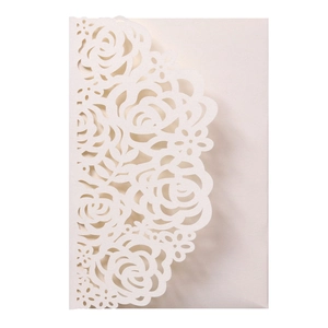 Vista dettagliata del motivo a rose tagliato al laser su invito di nozze perlescente