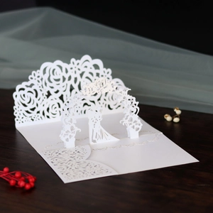 Vista macro dell'invito di nozze 3D tagliato al laser con motivi floreali e sagoma di coppia