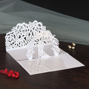 Invito di nozze intagliato al laser con pizzo di rose elegante e silhouette in 3D dettagliata