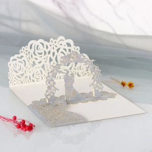 Détail de l'invitation de mariage 3D avec arche à paillettes argentées et motif de rose