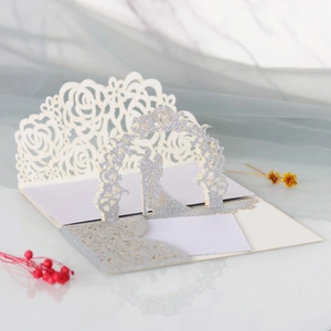 Détail de l'invitation de mariage 3D avec arche de roses découpée au laser et paillettes