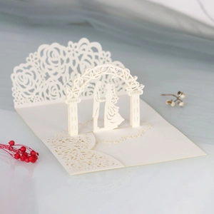 Dettaglio macro dell'invito di nozze 3D tagliato al laser con rose e silhouette