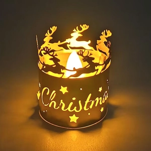 Détail d'une lampe de Noël en métal avec découpes de renne et lumière chaude tamisée