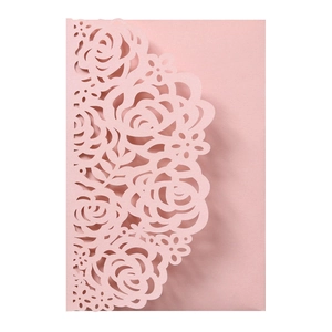 Dettaglio di rose tagliate al laser su carta rosa perlata per inviti di nozze eleganti