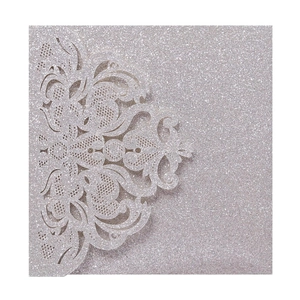 Details von silberner Hochzeitskarte mit Glitzer und lasergeschnittenem Blumenmuster