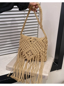 Handmade Bohemian Straw Woven Crossbody Bag For Women Geometric Diamond Pattern Tassel Shoulder Bag Beach Resort Bucket Bag