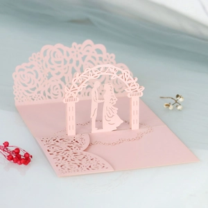 Dettaglio invito matrimonio 3D con silhouette di sposi e motivi di rose intagliati