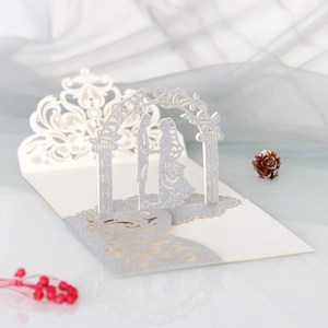 Makroaufnahme einer 3D Laser-Hochzeitseinladung mit silbernem Glitzer-Brautpaar-Silhouette