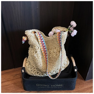 Détail d'un sac cabas au crochet avec bandoulière brodée aux motifs ethniques
