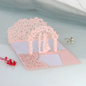 Invito di nozze 3D tagliato al laser con coppia sotto un arco di rose rosa e dettagli fine