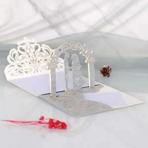 Detailansicht der 3D Laser-Hochzeitseinladung aus Silberglitzer mit Brautpaar-Silhouette