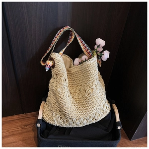Détail du sac cabas en paille tissé à la main avec bandoulière jacquard bohème