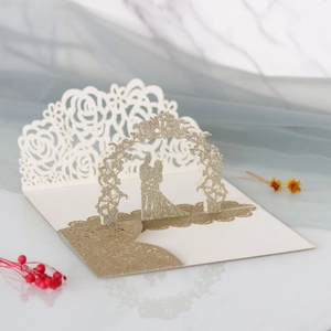 Vue détaillée du faire-part de mariage 3D avec découpe laser et paillettes dorées