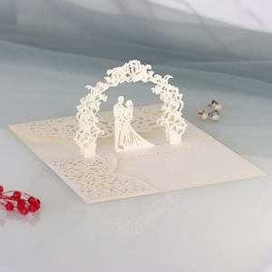 Dettaglio dell'invito di nozze 3D tagliato al laser con arco floreale e pizzo a rose