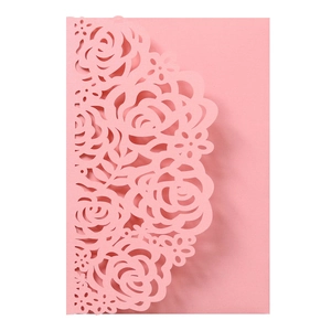 Dettaglio dell'invito con motivo a rosa 3D tagliato al laser e trama rosa scintillante