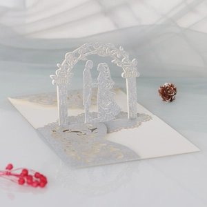 Detaillierte 3D-Pop-up-Silberglitzer-Hochzeitseinladung mit lasergravierter Braut und Bräutigam