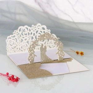 Détail d'une invitation de mariage 3D avec roses découpées au laser et arche pailletée d'or