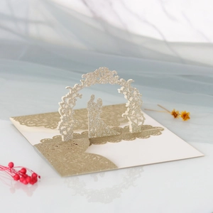 Détail macro d'une invitation de mariage 3D avec arche de roses découpée au laser