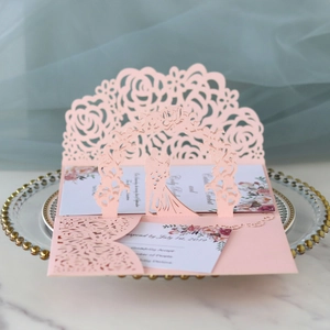 Dettaglio invito matrimonio rosa tagliato al laser con silhouette sposi pop-up in 3D
