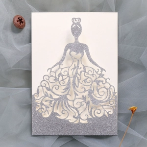 Détail de l'invitation de mariage argentée à paillettes avec silhouette de mariée au laser