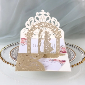 Elegante lasergeschnittene Hochzeitseinladung mit goldenem Glitzerbogen und Silhouette