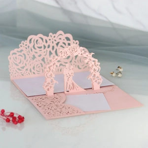 Dettaglio di invito di nozze 3D tagliato al laser con pizzo di rosa rosa romantico